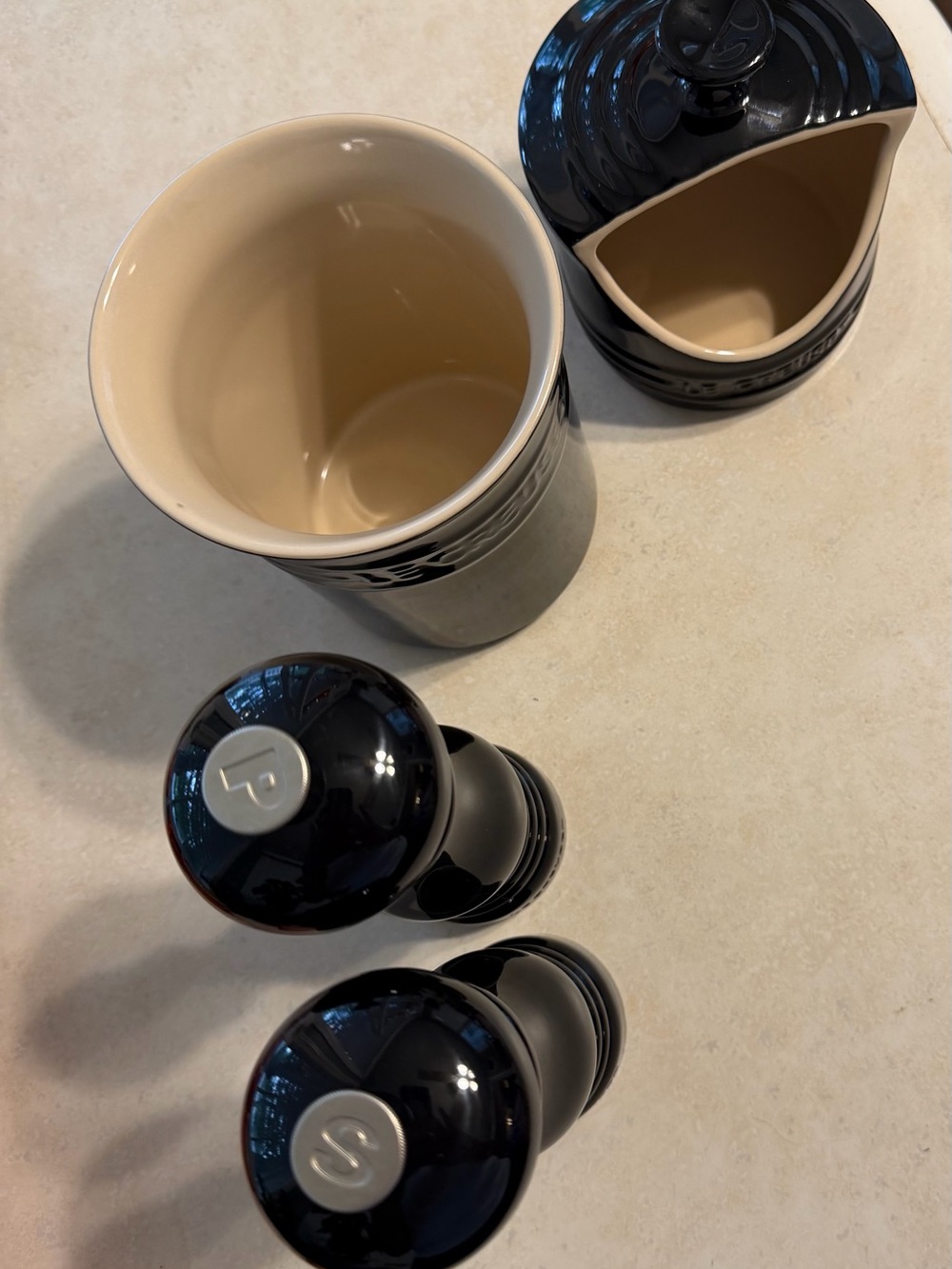 Le creuset HIGH GLOSS BLACK Lot ! Salt Pepper Mills Utensil Crock Salt Well